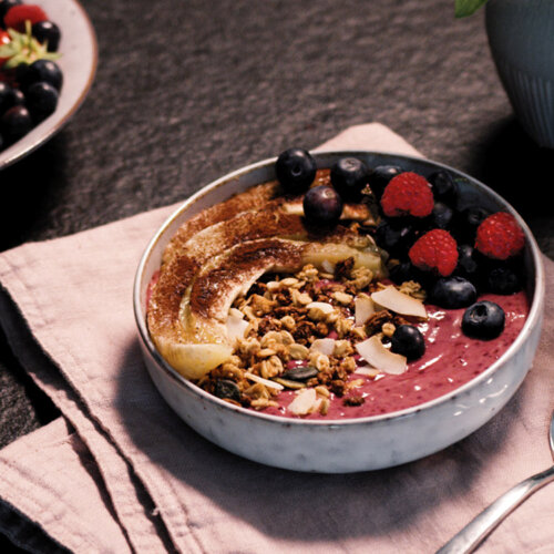 Smoothie bowl med granola & ugnsbakad banan | Recept | Paulúns