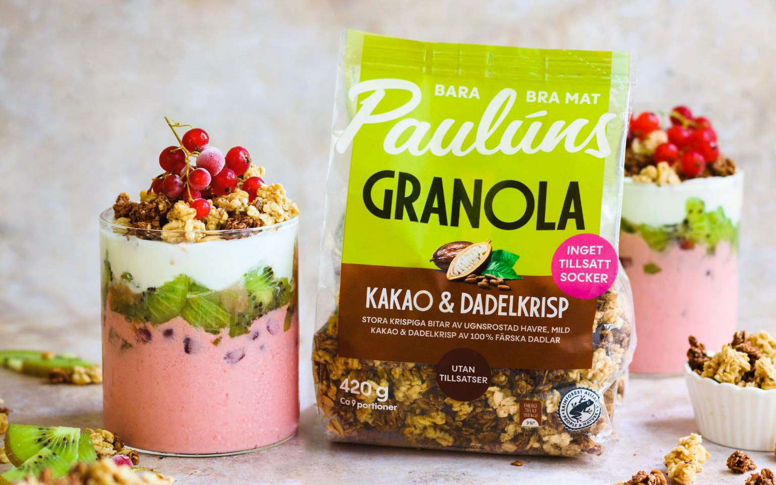 Layered smoothie med Pauluns granola med kakao och dadelkrisp, hallon, kiwi, granatäpple