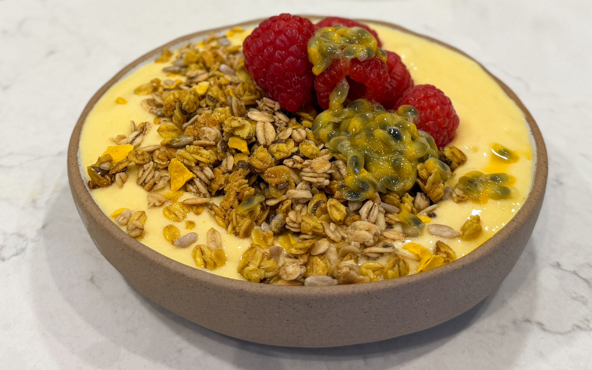 Smoothie bowl med mango, kokos, granola, passion och hallon - Paulúns